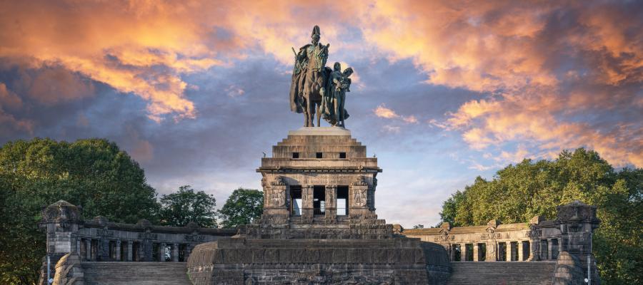 Das Bild zeigt das Beitragsbild zum Thema: Die Geschichte Deutschlands: Von der Geburt bis heute