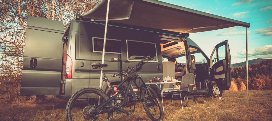 Das Bild zeigt das Beitragsbild zum Thema: Fahrrad und Camping auch 2024 voll im Trend: