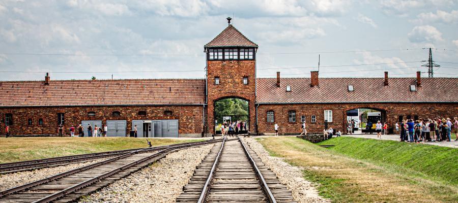 Das Bild zeigt das Beitragsbild 1 zum Thema: Holocaust-Gedenktag